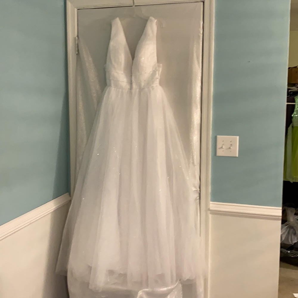 Wedding gown - Picture 3 of 12